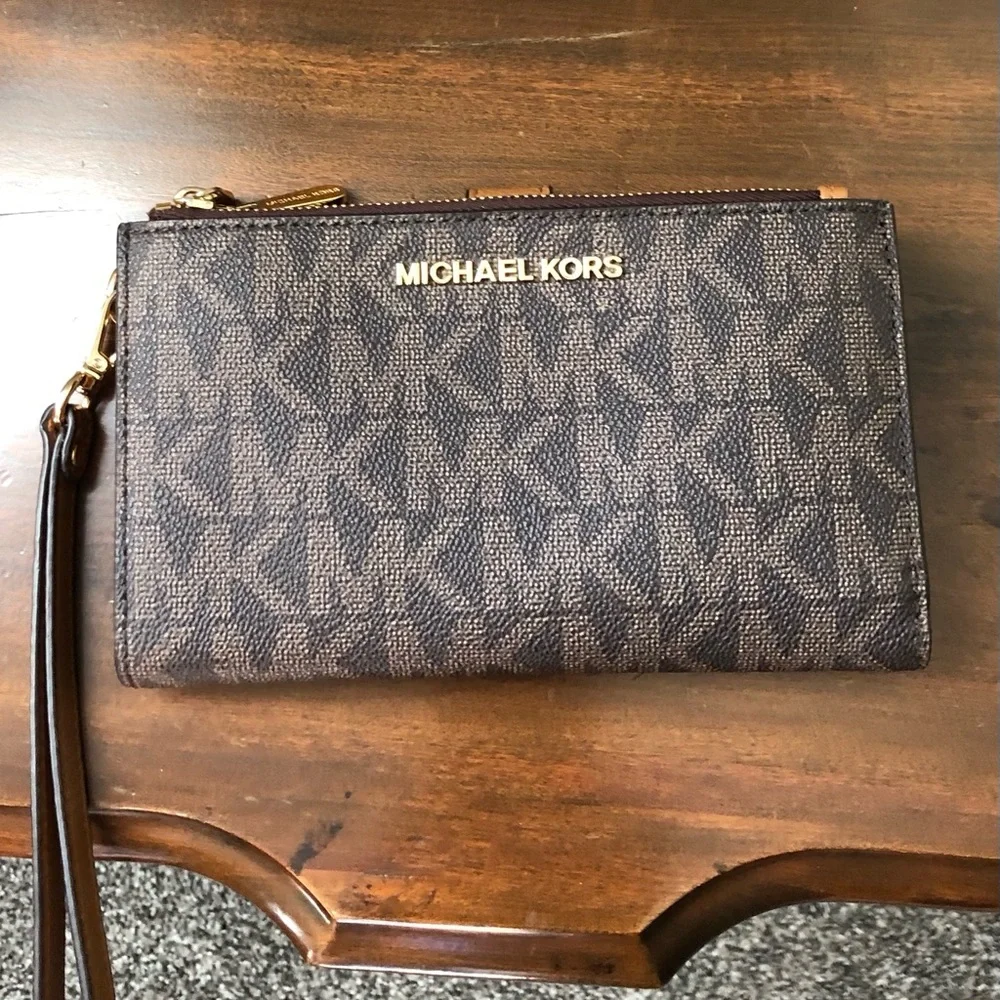 Like New!! Michael Kors Jet Set Double Zip Wristlet - Picture 1 of 5